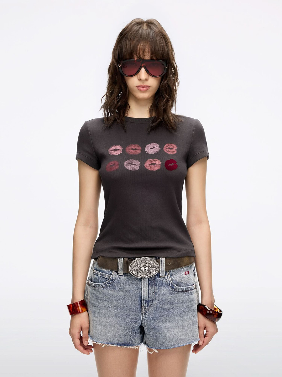 t-shirt mit rundhalsausschnitt und lippenprint