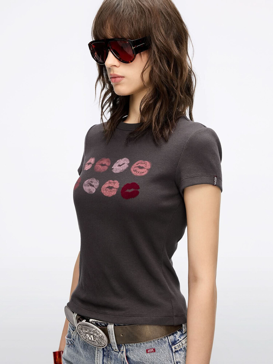 t-shirt mit rundhalsausschnitt und lippenprint