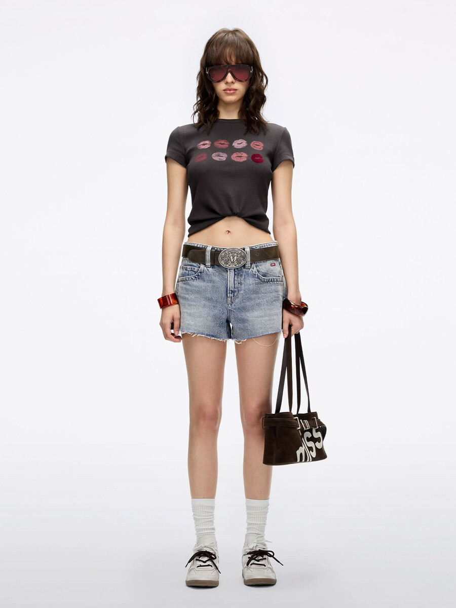 t-shirt mit rundhalsausschnitt und lippenprint