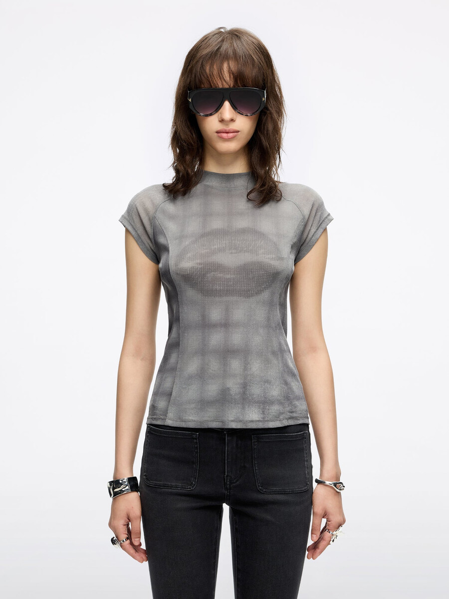 t-shirt mit stehkragen und lippenprint