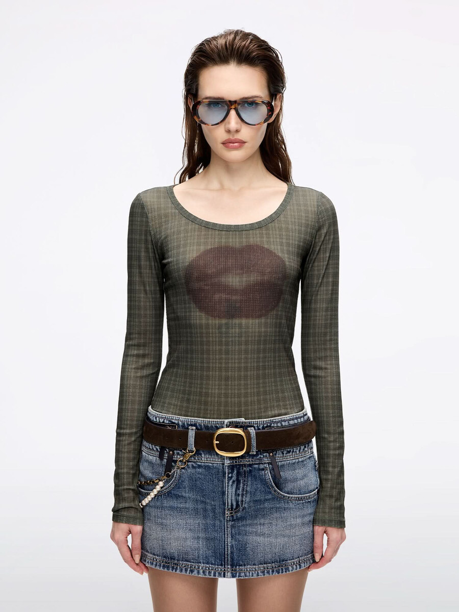 kariertes t-shirt mit lippenprint