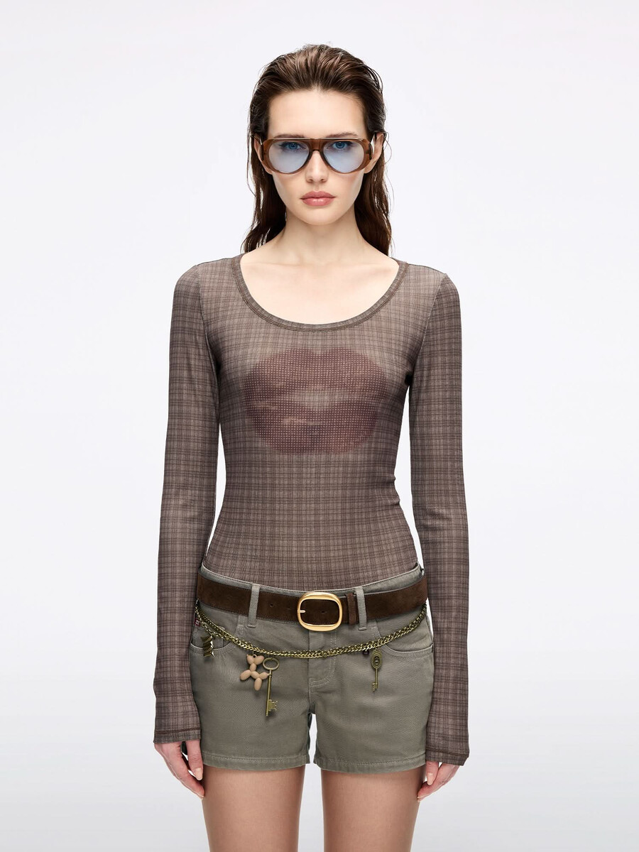 kariertes t-shirt mit lippenprint
