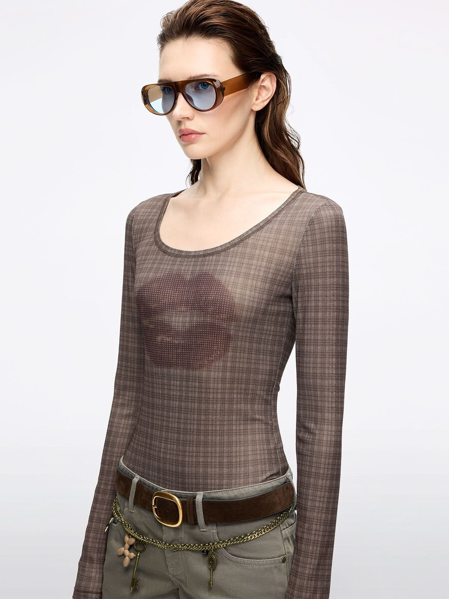 kariertes t-shirt mit lippenprint